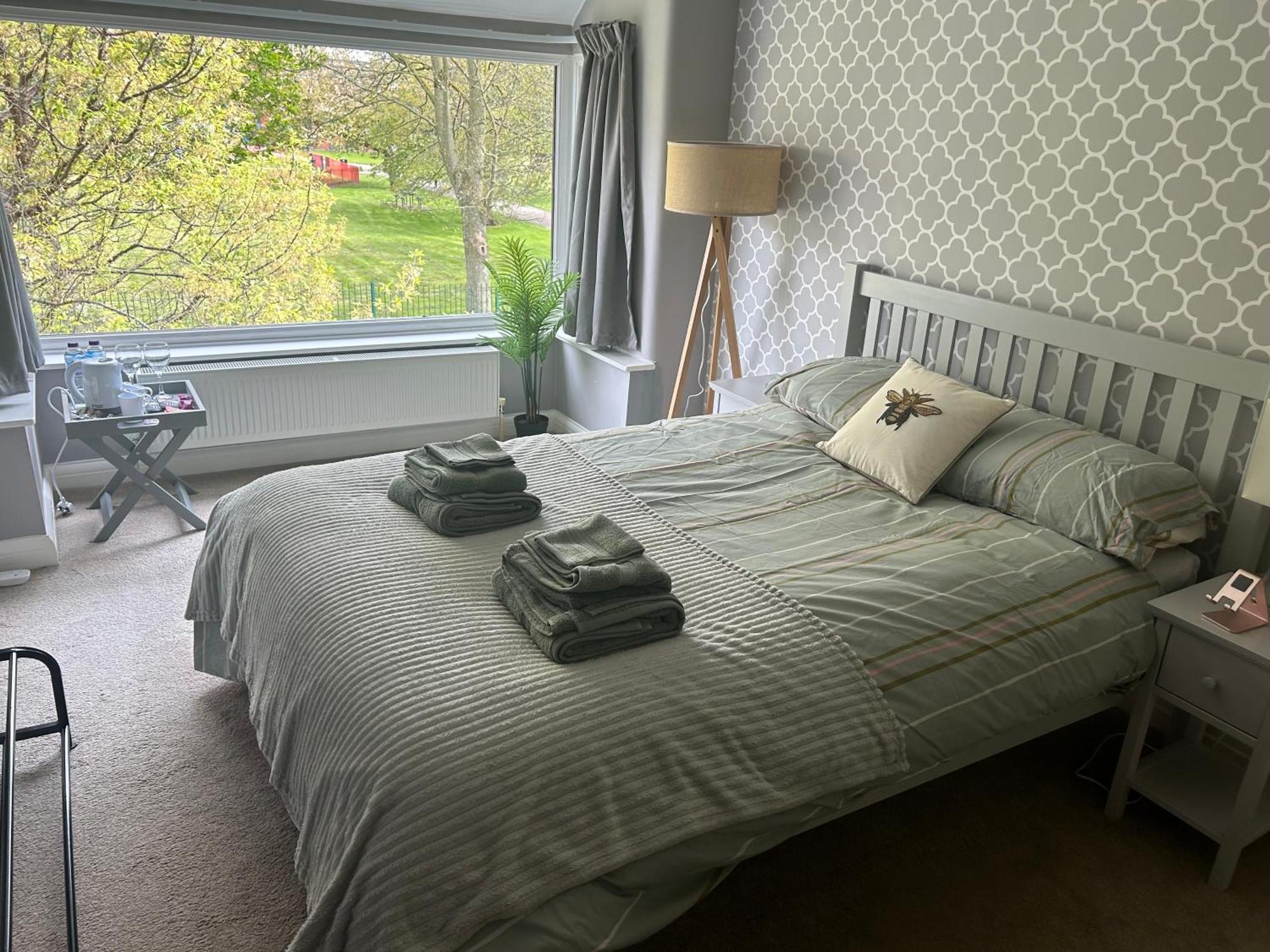 Lovely, Large Double Bedroom With Park View In Home Hazel Grove Exteriör bild