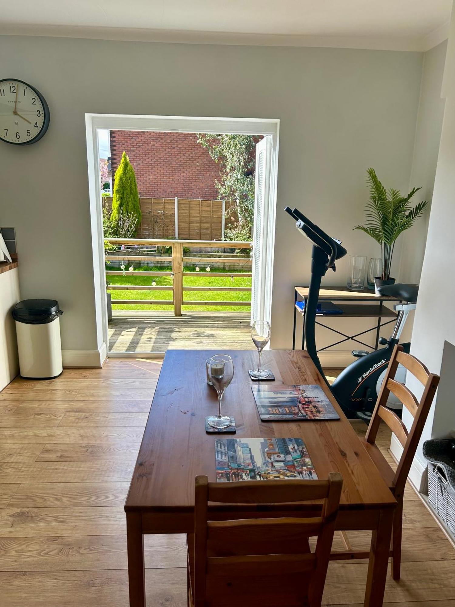 Lovely, Large Double Bedroom With Park View In Home Hazel Grove Exteriör bild