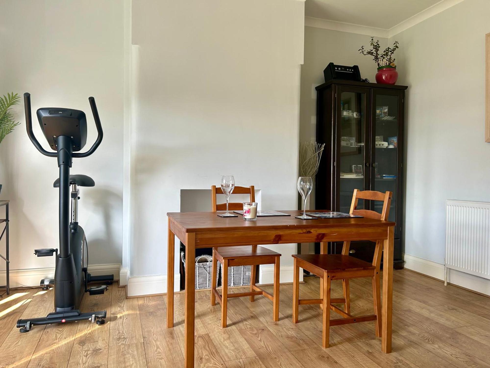Lovely, Large Double Bedroom With Park View In Home Hazel Grove Exteriör bild